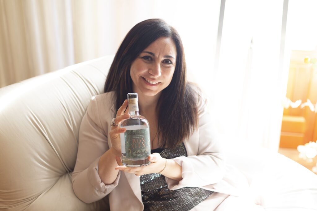Martina Bongi e la bottiglia del Gin Bongin