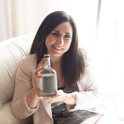 Martina Bongi e la bottiglia del Gin Bongin