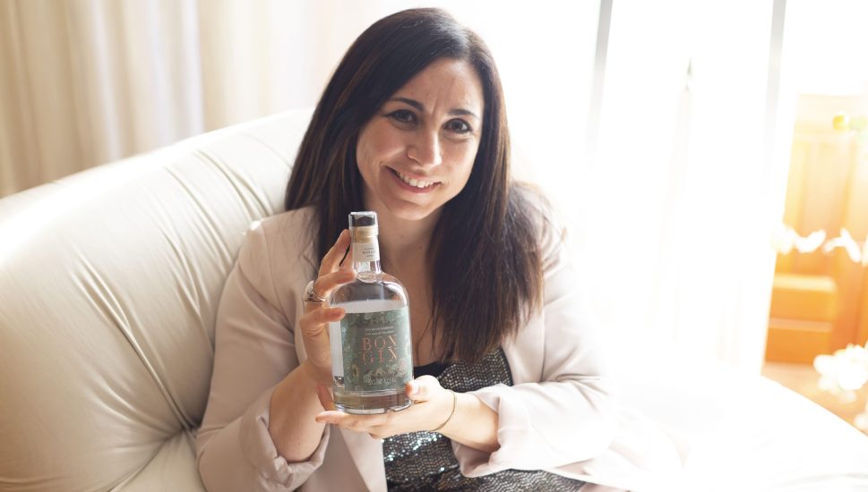 Martina Bongi e la bottiglia del Gin Bongin